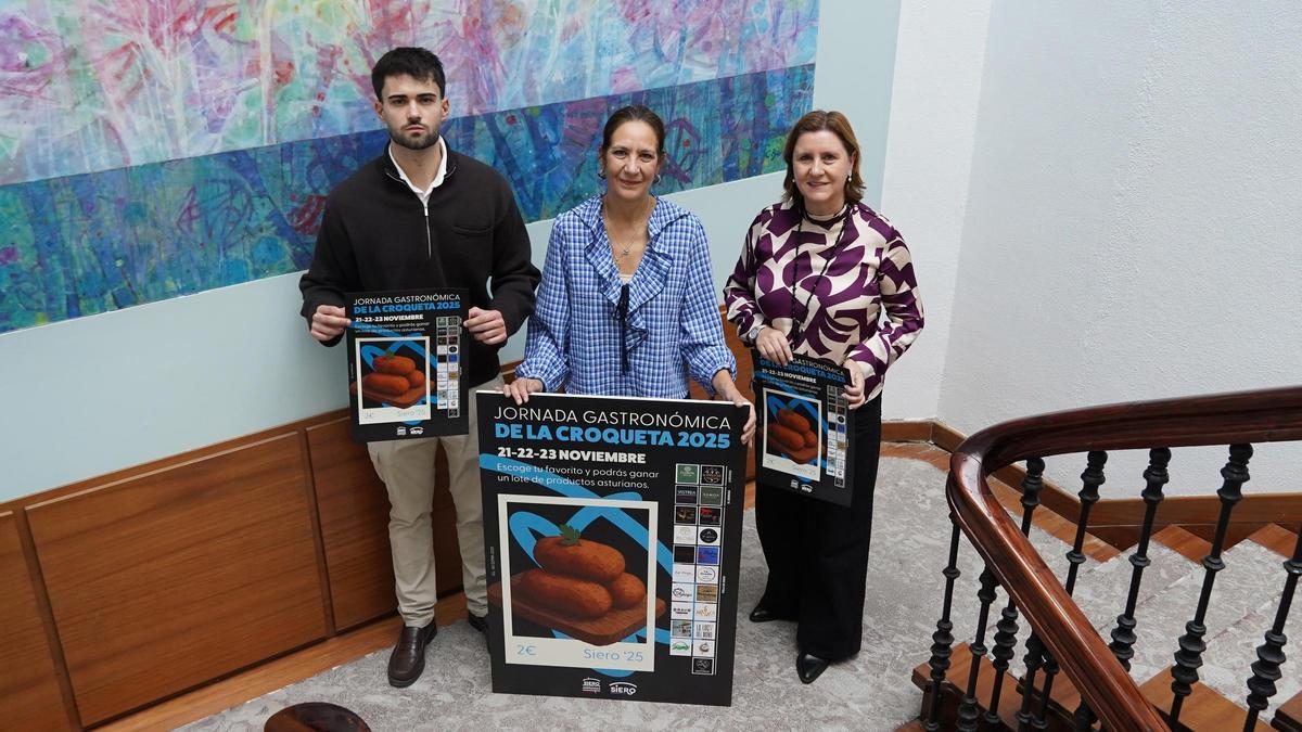 Pedro Fernández, Patricia Antuña y Amelia Areces, en la presentación de las jornadas en el Ayuntamiento de Siero.