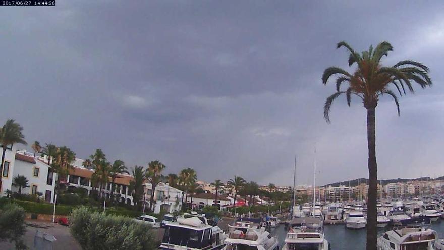 Nanu! Auf einmal waren über Port d&#039;Alcúdia am Dienstagnachmittag (27.6.) diese grauen Wolken.