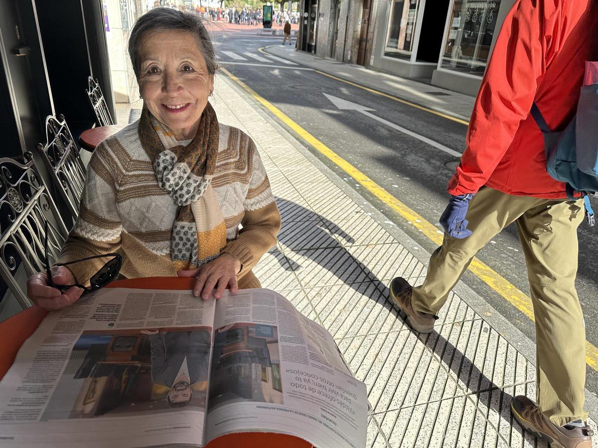 Mary García, con un ejemplar de LA NUEVA ESPAÑA.