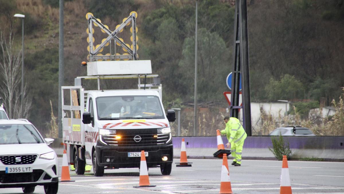 Els operaris retiren els cons de la via que impedien el pas per l'Ap-7 en sentit sud a Martorell