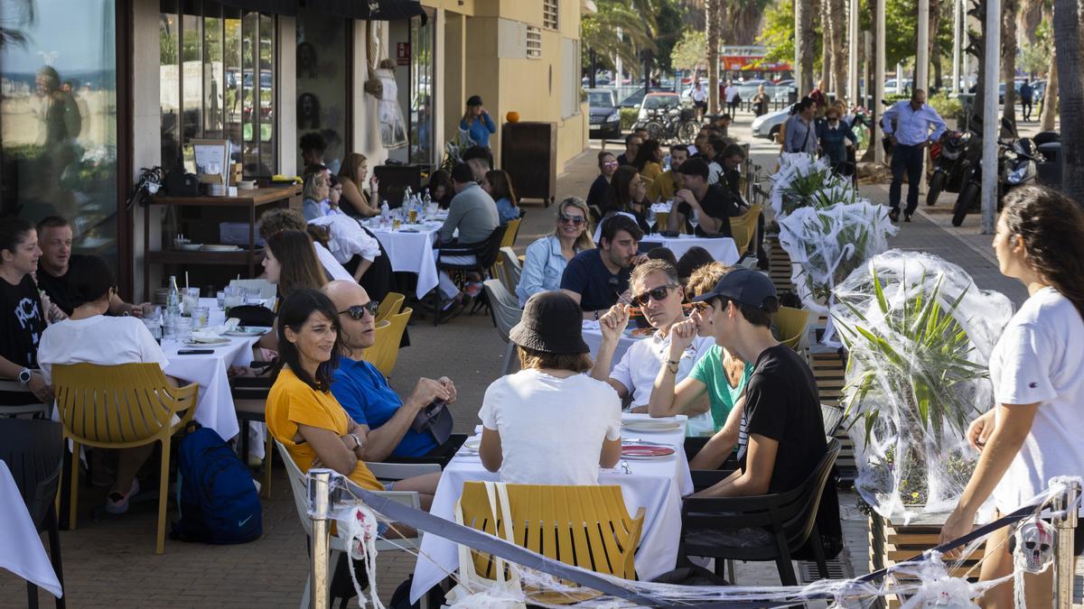 Servicios como la hostelería han reducido el paro