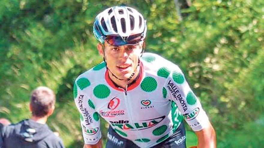 Enric Mas con el maillot de líder de la montaña del Giro de Aosta.