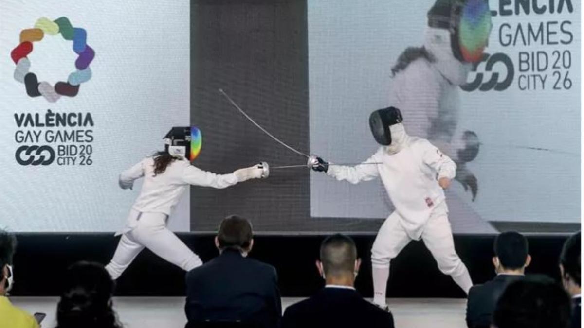 Demostración de un combate de esgrima en la presentación de València como sede de los Gay Games 2026.