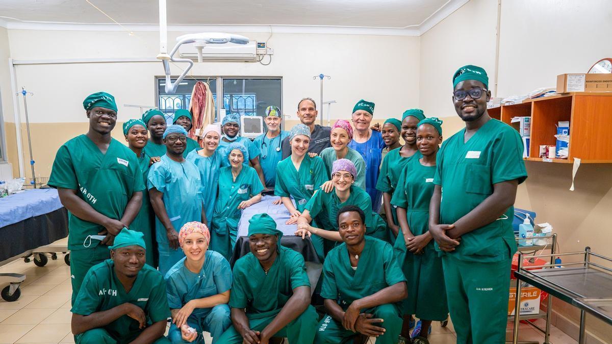 Foto del grupo voluntarios que viajó a Uganda y el equipo local con el que colaboró.
