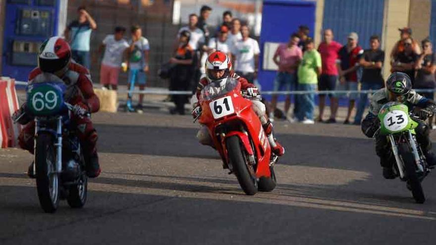 Las motos clásicas se exhiben en el polígono de La Hiniesta