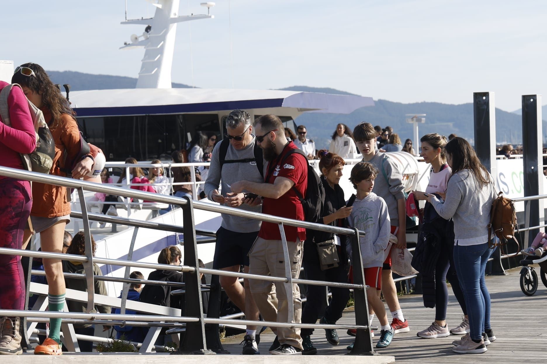 Larguísima cola para coger el barco a Cíes