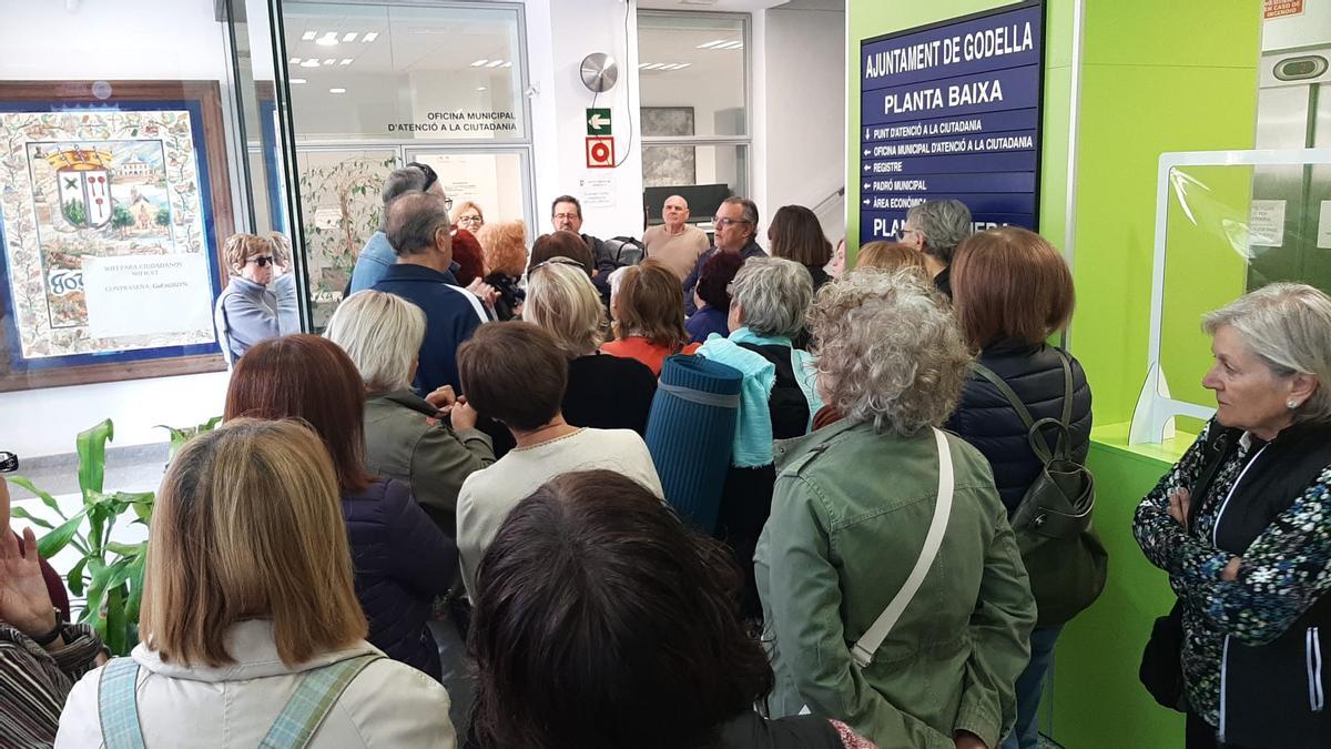 Afectados hablan con el alcalde en el ayuntamiento, este martes.