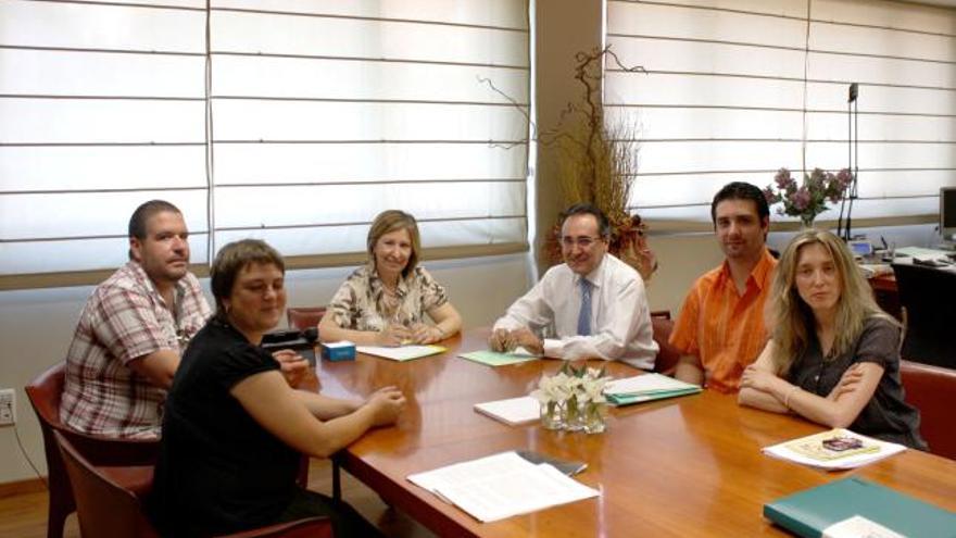 María Ángeles Palacios y José Luis Gil recibieron ayer a los representantes de estos colectivos