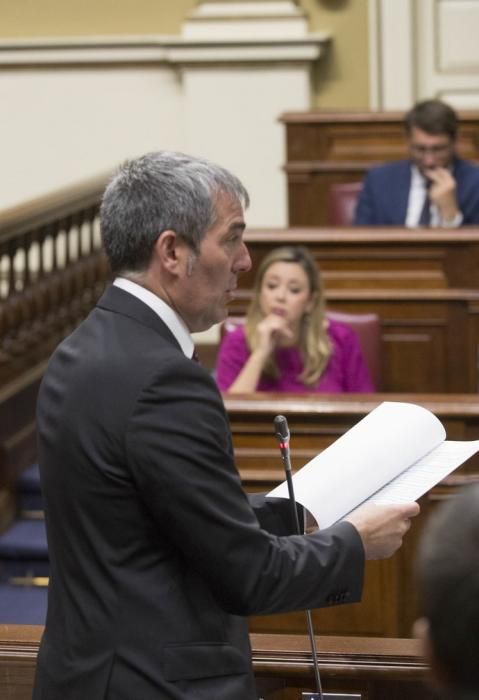 Delia Padrón Pleno del Parlamento de Canarias , Santa Cruz de Tenerife , presidente Fernando Clavijo CC