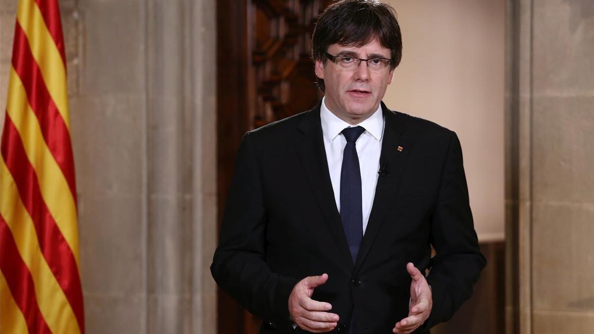 Puigdemont, durante su declaración institucional desde el Palau de la Generalitat.