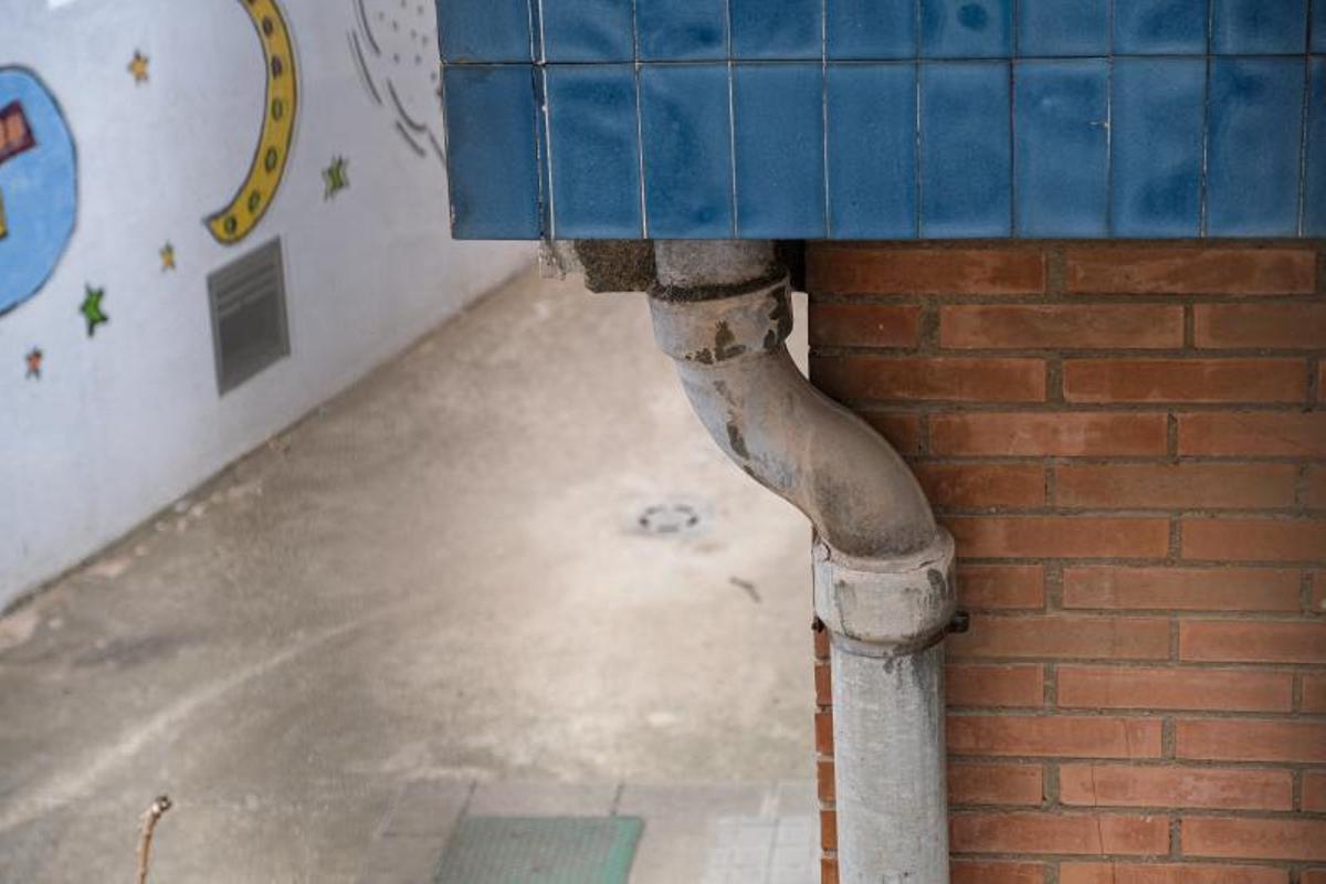 Detalle de una bajante de fibrocemento, en una escuela de Badalona.