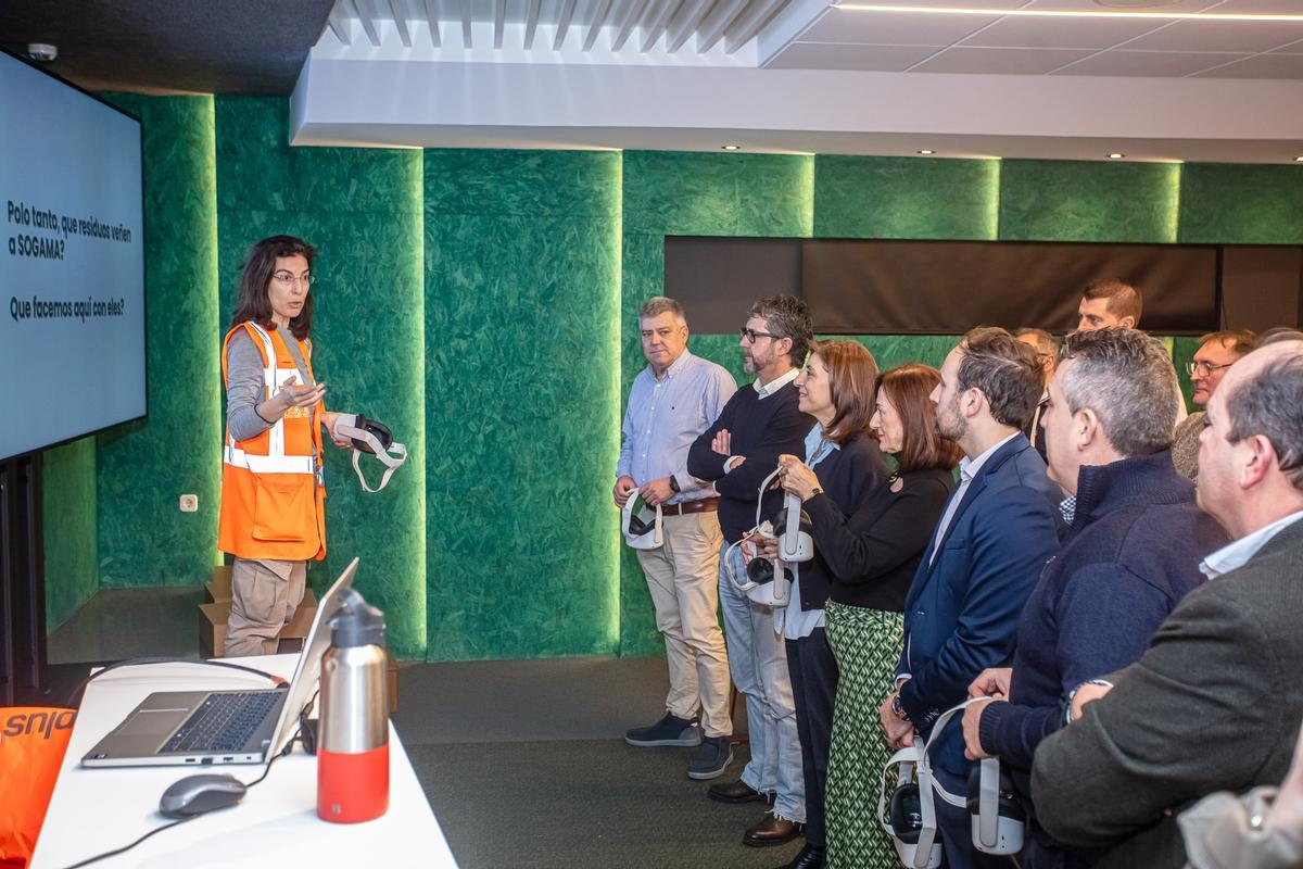 Ángeles Vázquez e os alcaldes no complexo de Sogama, en Cerceda.