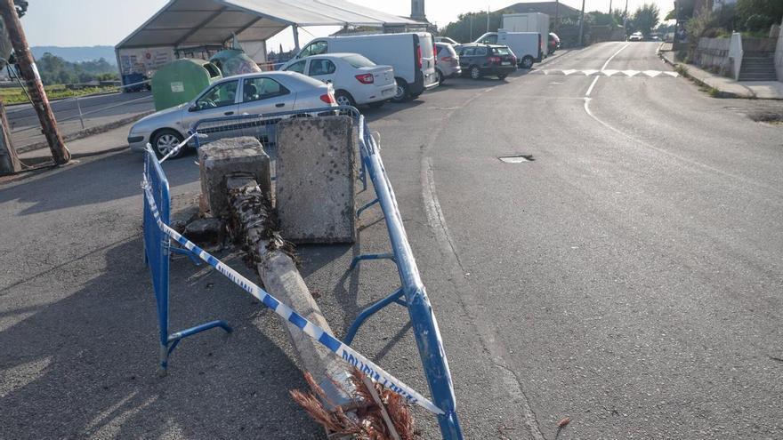 Restos de un coche y un ruego en Cambados: «Quien tiró el cruceiro, que lo diga; no pasa nada»