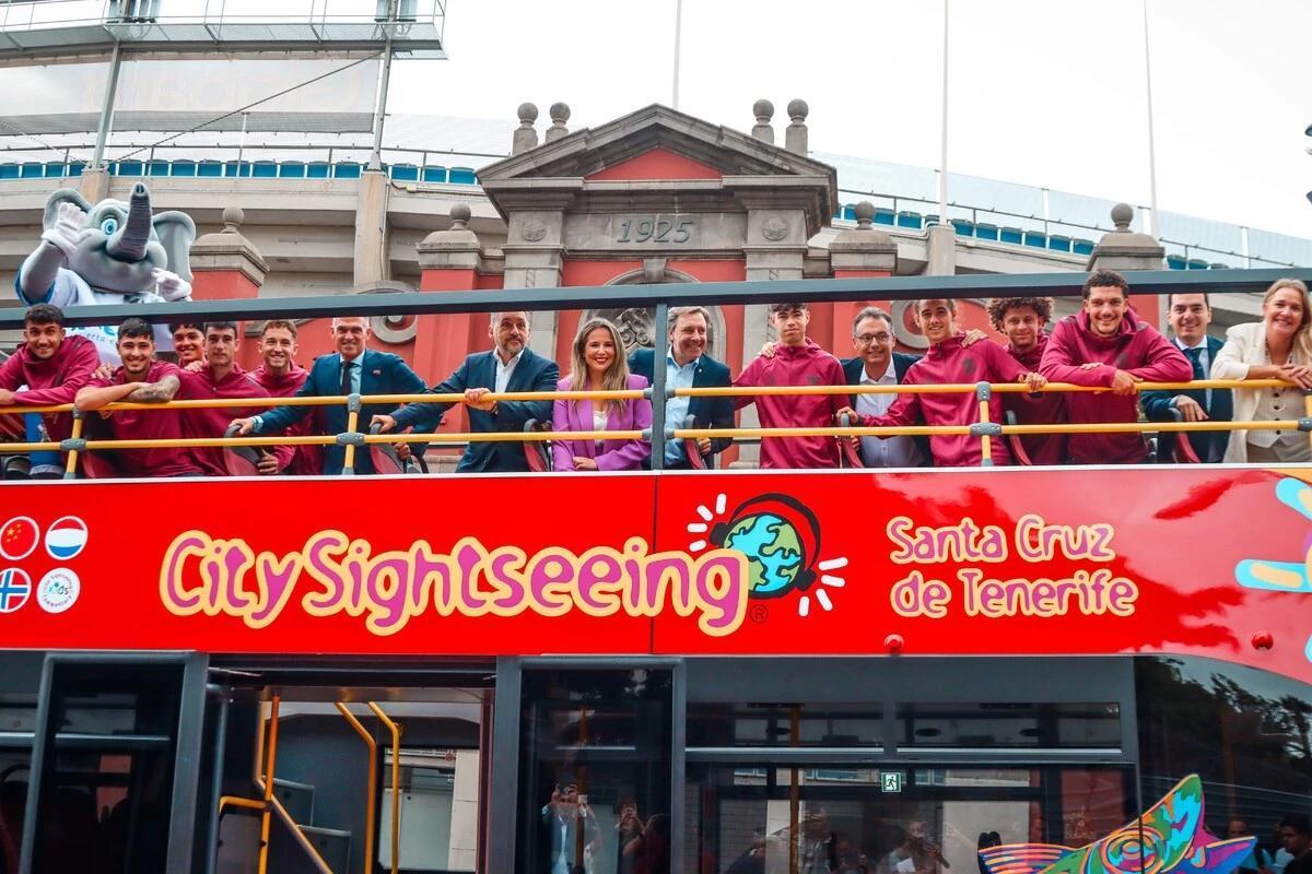 La guagua de dos pisos descapotable de City Sightseen, delante del Heliodoro.