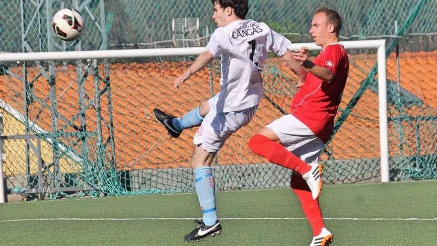 Un jugador del Cruceiro y otro del Moaña, durante el derbi disputado en la tarde de ayer. // Santos Álvarez