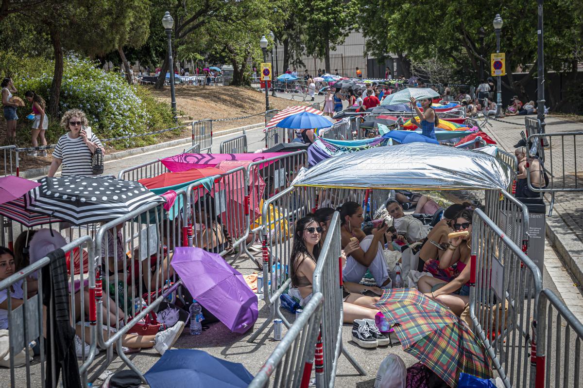 Largas colas para el concierto de Harry Styles en Barcelona en plena ola de calor