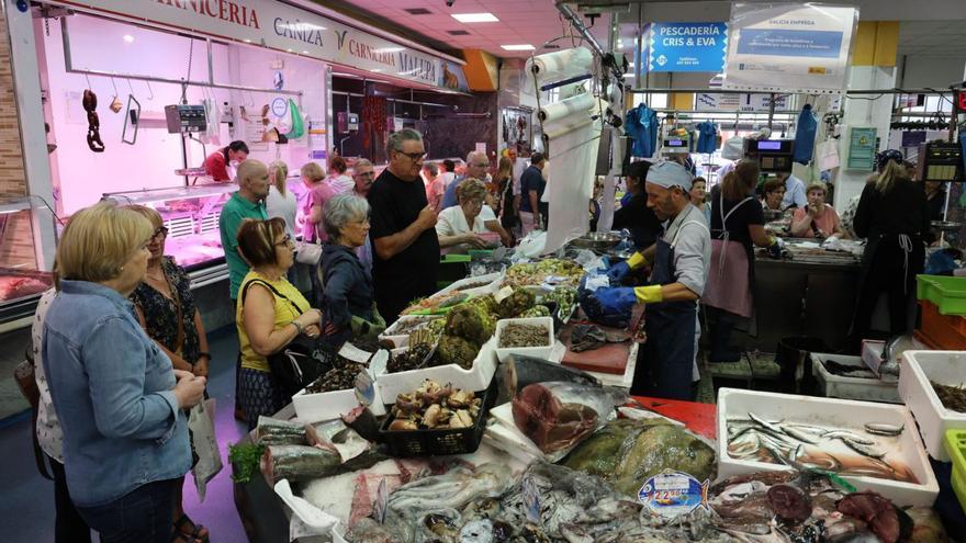 Gente comprando en el
mercado de O Calvario,
en Vigo.  | // ALBA VILLAR