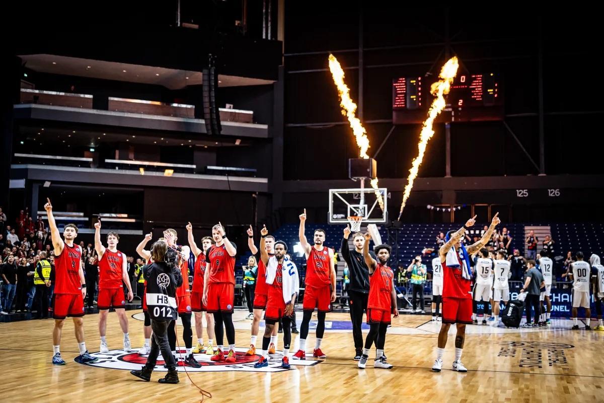Los jugadores del Rytas Vilnius celebran una victoria.