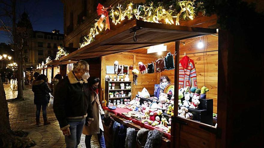 Uno de los puestos del mercadillo navideño, ayer por la tarde. Luisma Murias