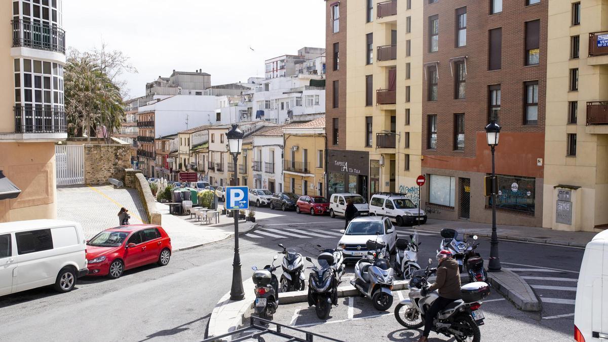 Plaza Marrón y, al fondo, la calle Camino Llano.