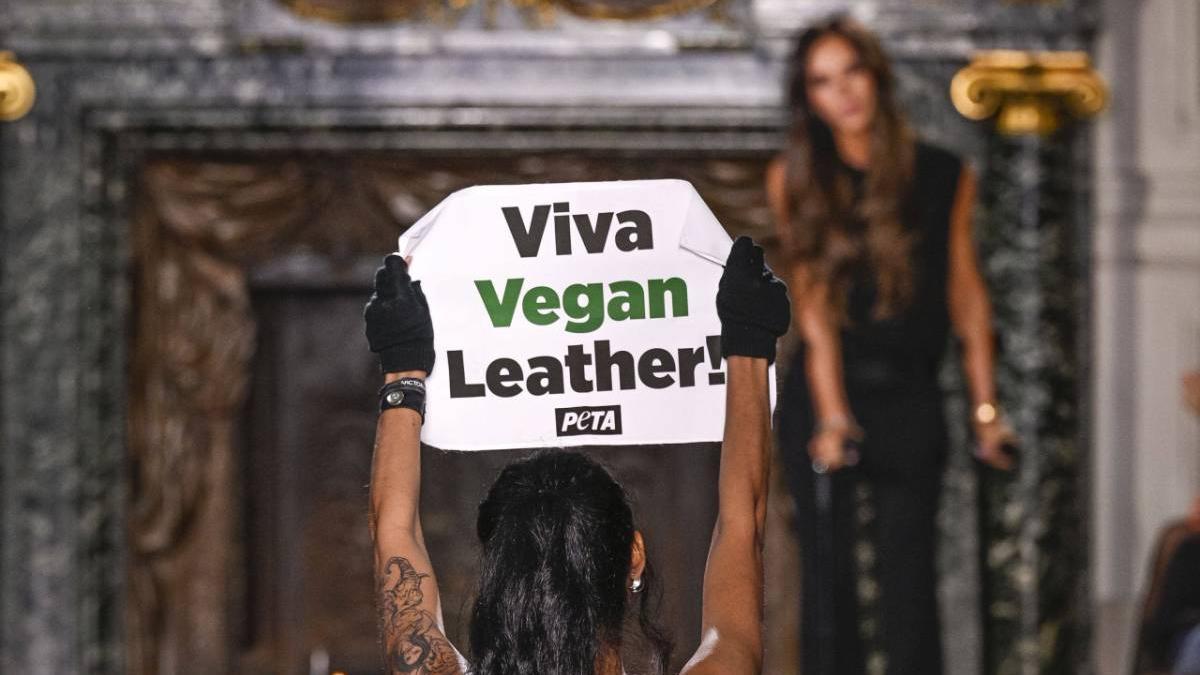 El accidentado desfile de Victoria Beckham en París: muletas y boicot de PETA