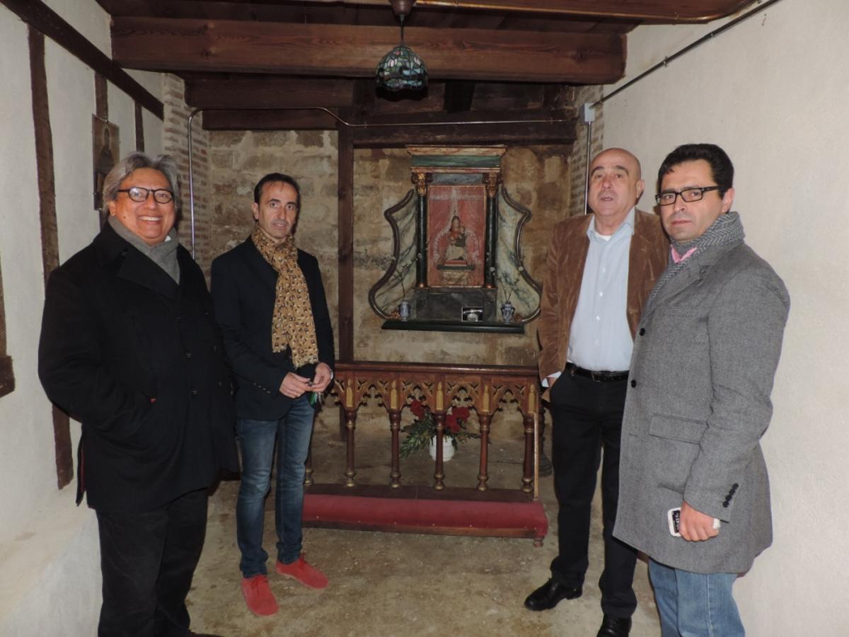 Miembros de la asociación taurina, en la capilla de Toro