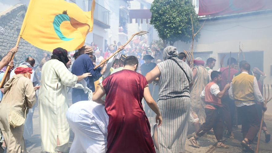 Un momento de la recreación histórica de los moros y cristianos en Benalauría.