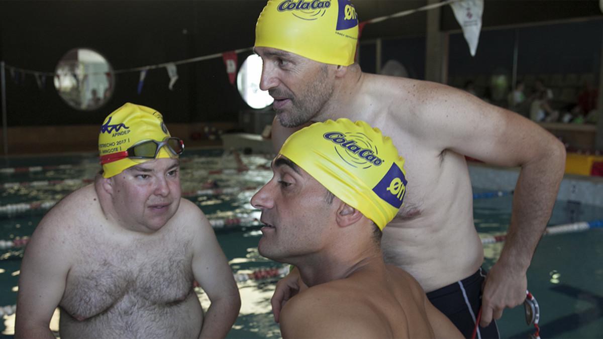 Sergi Mingote, en la piscina de Parets con los jóvenes de APINDEP