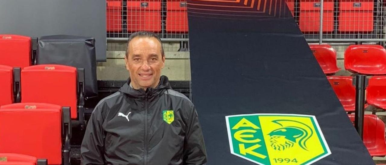 José Luis Oltra, junto al banquillo del AEK Larnaca en un partido de la Europa League. |  // @OLTRAJL