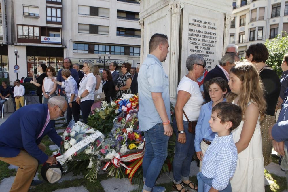 Ofrenda floral a Jovellanos en Gijón