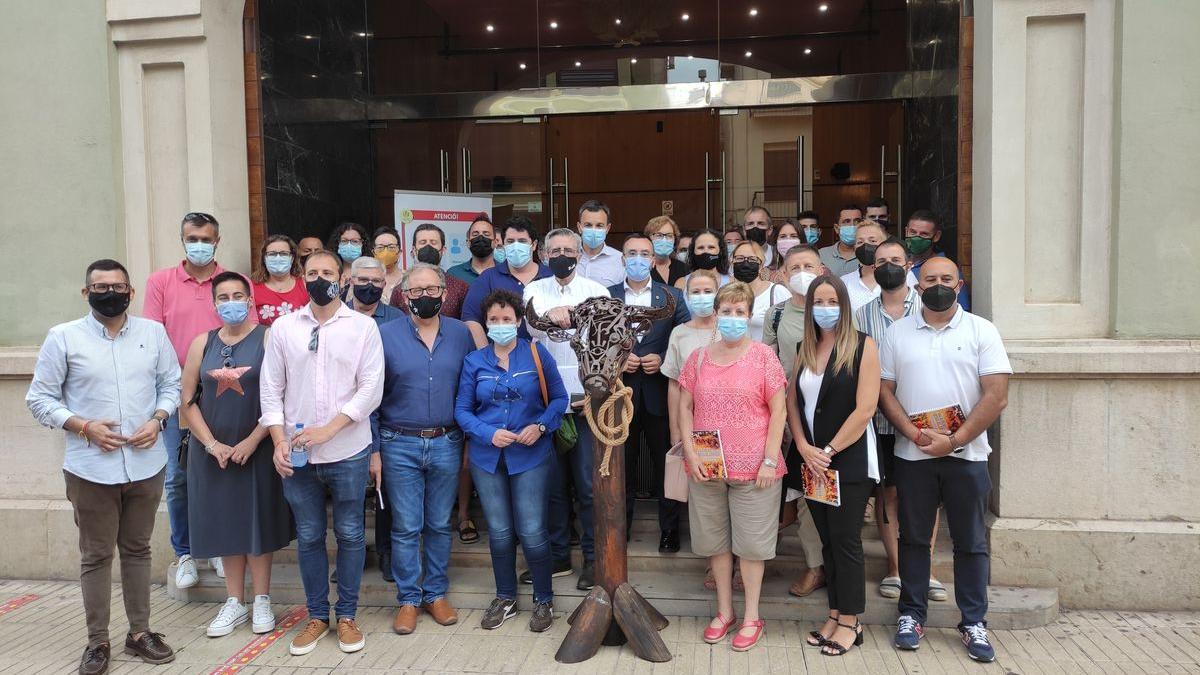 Los asistentes a la cumbre, entre ellos el presidente de la Diputación, José Martí, posan con la escultura de Roberto Bort, en el Auditori Municipal de Vila-real.