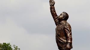 Manifestantes en Venezuela derriban al menos cuatro estatuas de Hugo Chávez