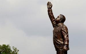 Manifestantes en Venezuela derriban al menos cuatro estatuas de Hugo Chávez