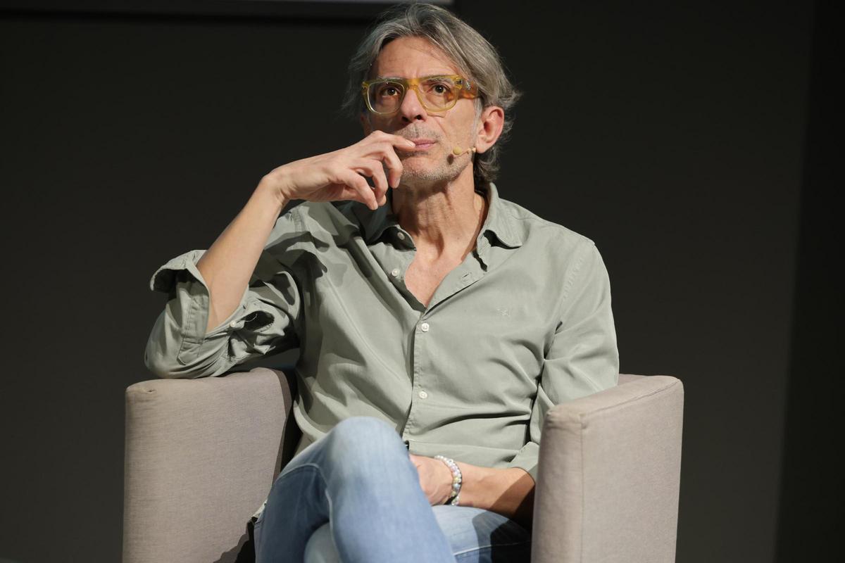 El escritor y periodista Juan Tallón, invitado en el Club Faro para presentar su último libro