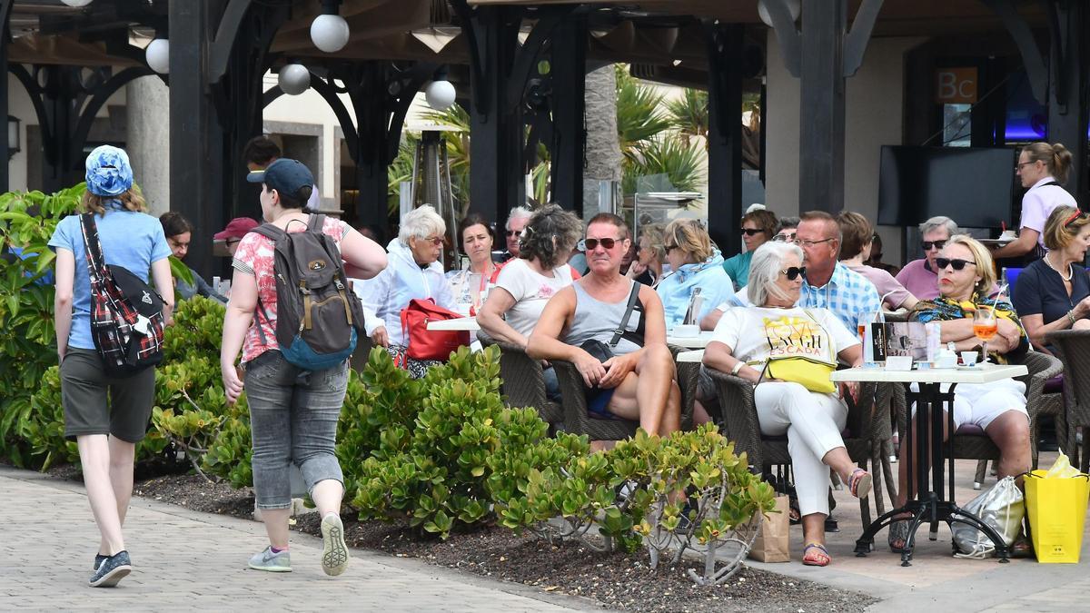 Turistas en una terraza del Archipiélago