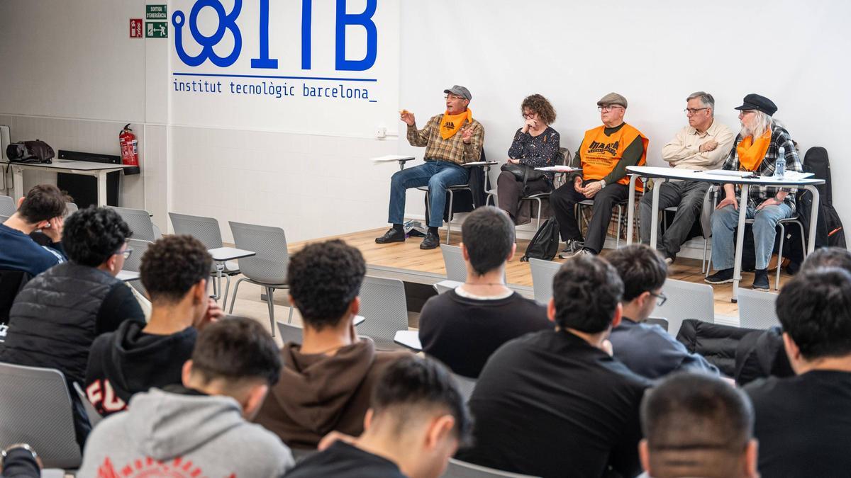 Charla de la Marea pensionista a estudiantes del Institut Tecnològic de Barcelona sobre la necesidad de defender lo público.