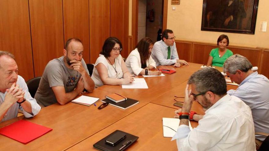 Miembros de los grupos políticos municipales, reunidos en el Ayuntamiento.