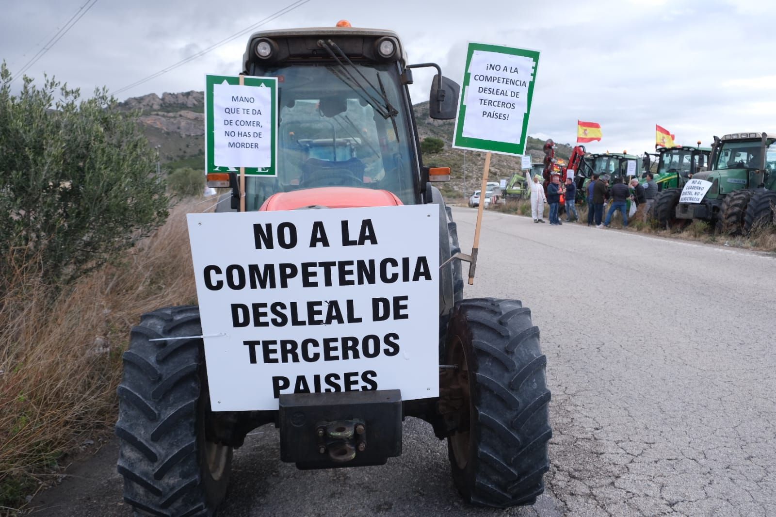 Los agricultores se concentran en tres comarcas de la provincia de Alicante en una tractorada por carreteras secundarias