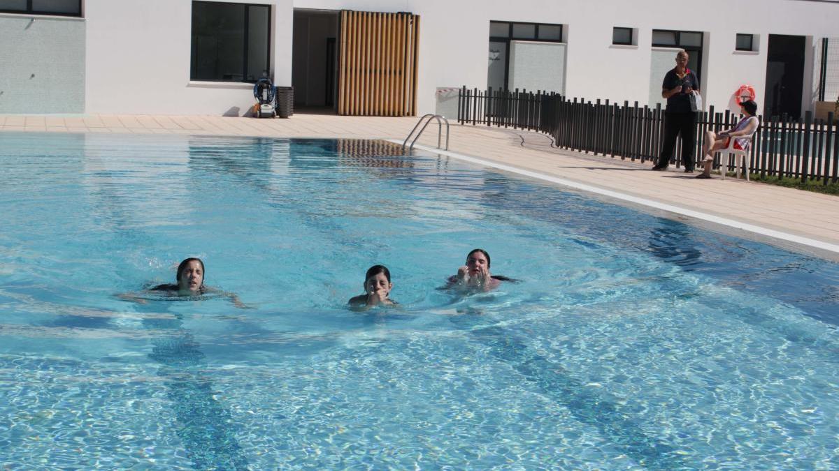 Tres usuarias, este lunes en la piscina de Villalonga.