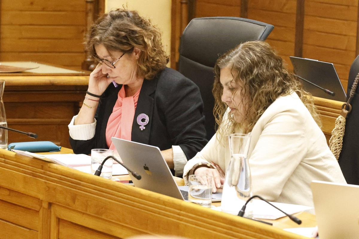 Carmen Eva Pérez, portavoz del PSOE, junto a Marina Pineda.