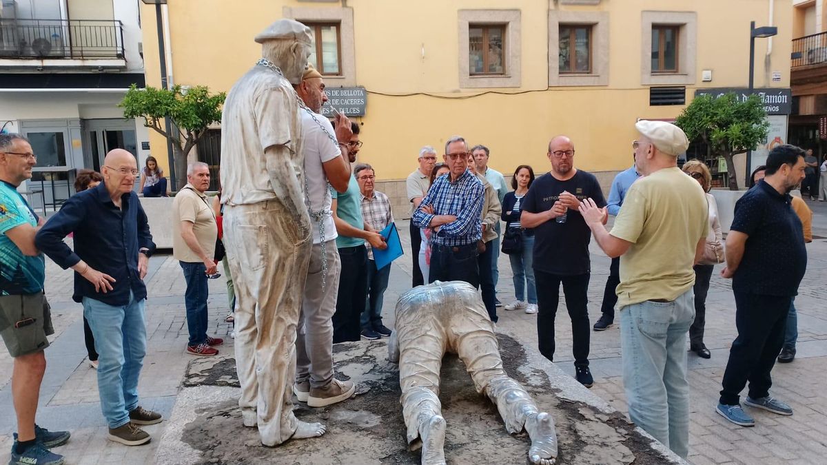 El ayuntamiento defiende el traslado de la escultura de Antonio Morán en Plasencia.