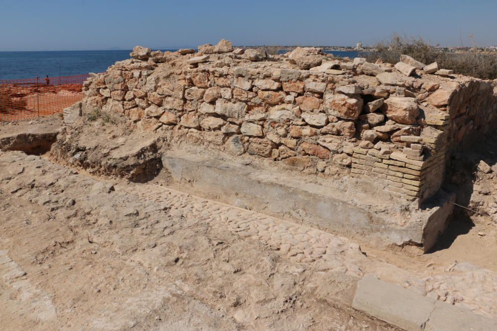 Visita de técnicos y ediles del gobierno local a la excavación del refugio