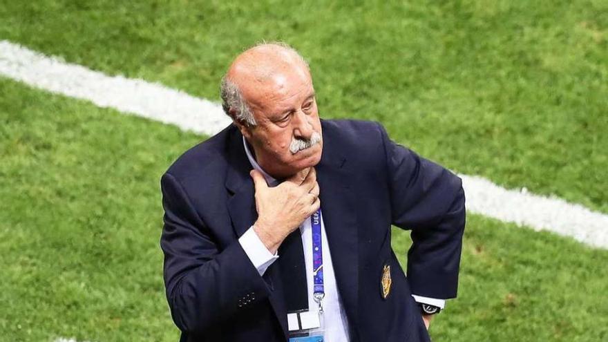 Del Bosque a pie de campo durante el partido.