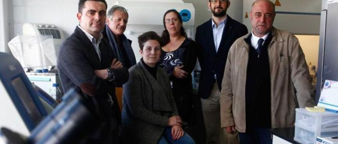 Por la izquierda, Alberto Díez, Fernando Álvarez, Susana Ruiz, María Fernández, Juan Díaz e Ignacio González, en el laboratorio de Asincar.