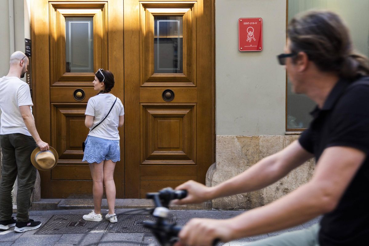 Dos turistas acceden a un apartamento turístico del centro