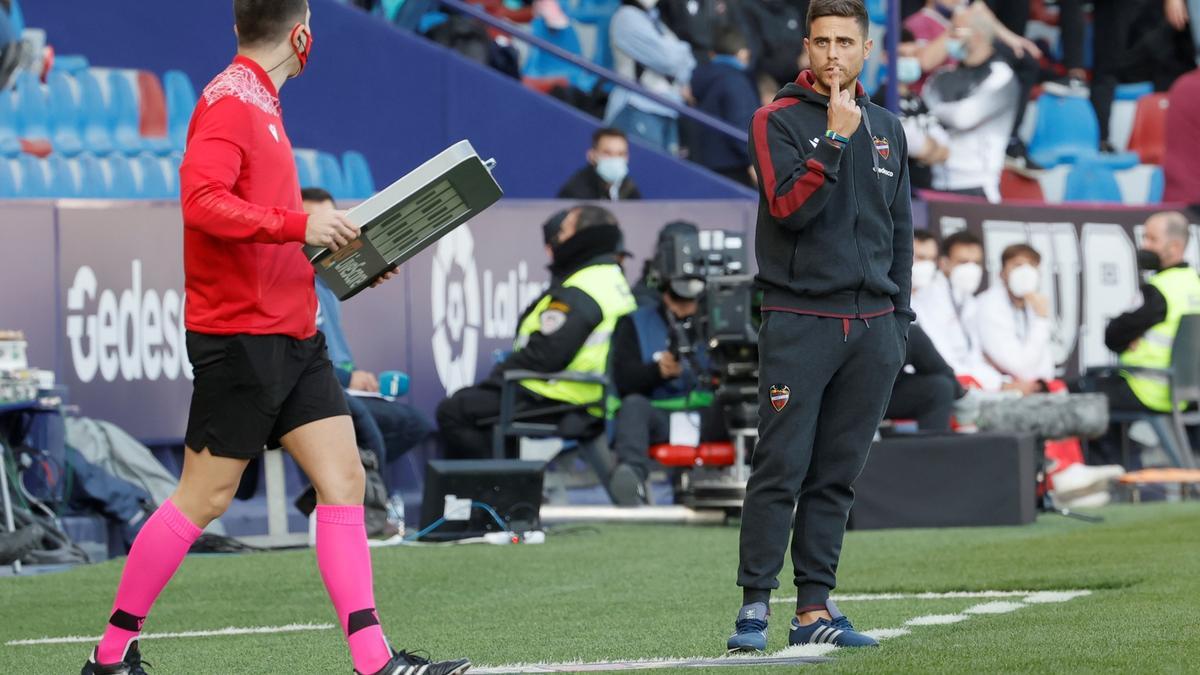 Alessio Lisci durante el Levante-Cádiz