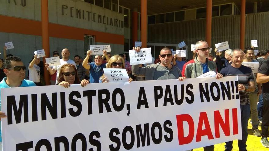 Los funcionarios de prisiones concentrados esta mañana ante el centro penitenciario de A Lama.