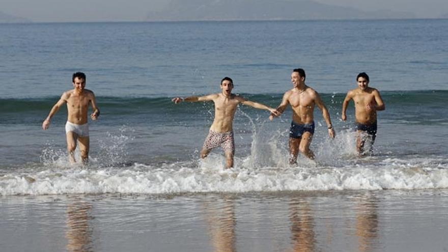 Varios bañistas disfrutan del agua en Samil el pasado noviembre.