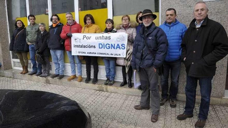 Los trabajadores de la Oficina Agraria Comarcal se concentraron ayer en la rúa Areal. // Bernabé/Javier Lalín