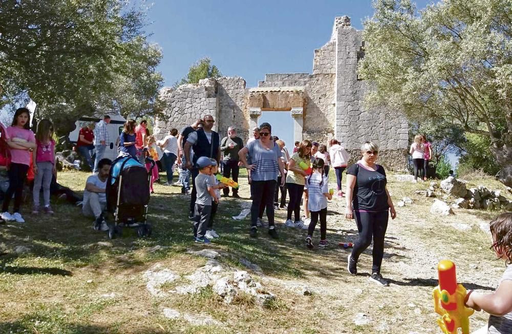 Traditionell zieht es die Mallorquiner am Ostermontag zu kleinen Kapellen, um die Auferstehung Jesu zu feiern. Diese Wanderungen werden pancaritats genannt. Ein Hingucker sind große paellas, die in riesigen Pfannen zubereitet werden.